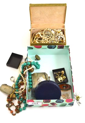 Lot 264 - A small quantity of jewellery including a banded agate brooch, a Cornelian brooch (a.f.), simulated