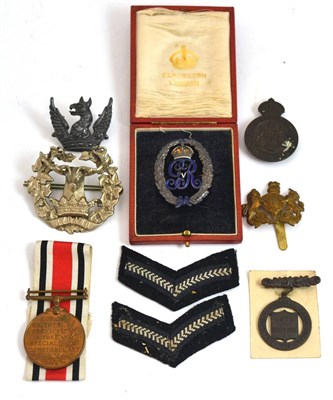 Lot 269 - Small lot including George V Coronation commemorative brooch by Elkington, in original box;...