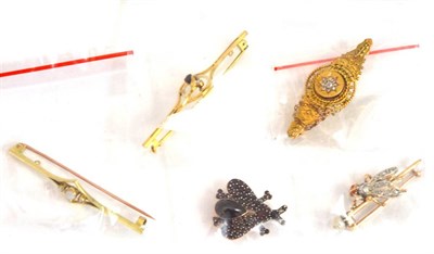 Lot 275 - A diamond set bug brooch, a garnet set bug brooch and three bar brooches (5)