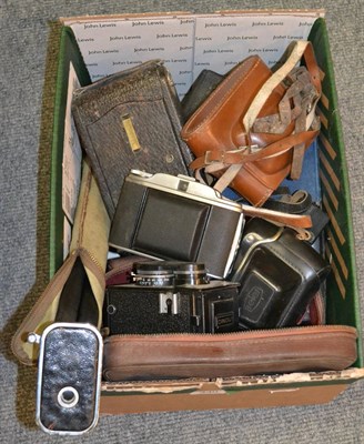 Lot 440 - A collection of assorted cameras and accessories