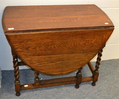 Lot 1160 - An oak gateleg table