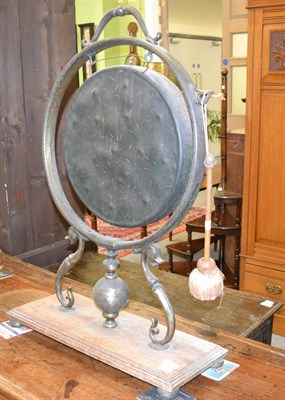 Lot 1292 - A Victorian brass and oak dinner gong