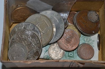 Lot 64 - A Victorian veiled head sovereign and a small quantity of coins and banknotes