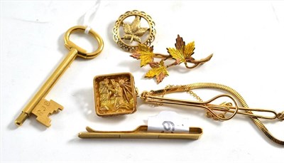Lot 83 - A 9ct gold key, a 9ct gold tie slide, three assorted brooches and a clip