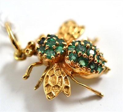 Lot 132 - An emerald set bug pendant