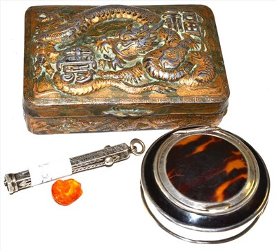 Lot 134 - Walker & Hall silver and tortoiseshell snuff box, piece of amber, sterling propelling pencil...