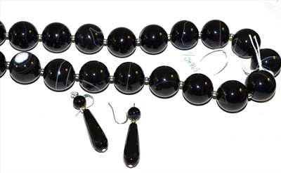 Lot 135 - A necklace of round banded agate beads and a pair of drop earrings