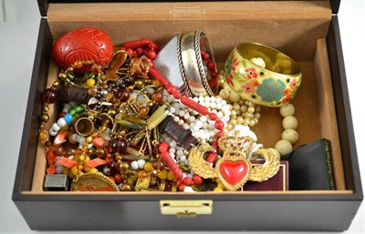 Lot 330 - Quantity of costume jewellery