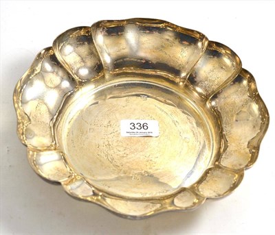 Lot 336 - A silver pie crust decorated bowl