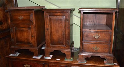 Lot 433 - Three reproduction oak bedside cabinets