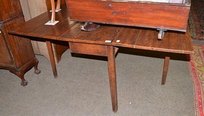 Lot 439 - An oak gateleg table