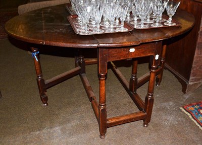 Lot 471 - An 18th century drop leaf oak dining table