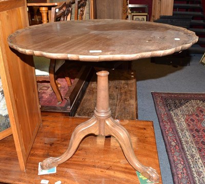 Lot 587 - Scalloped-edge bird cage tripod table