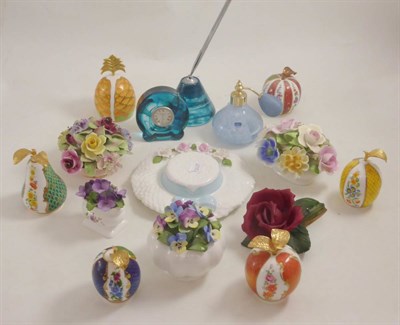 Lot 41 - Various ceramic floral arrangements and glass