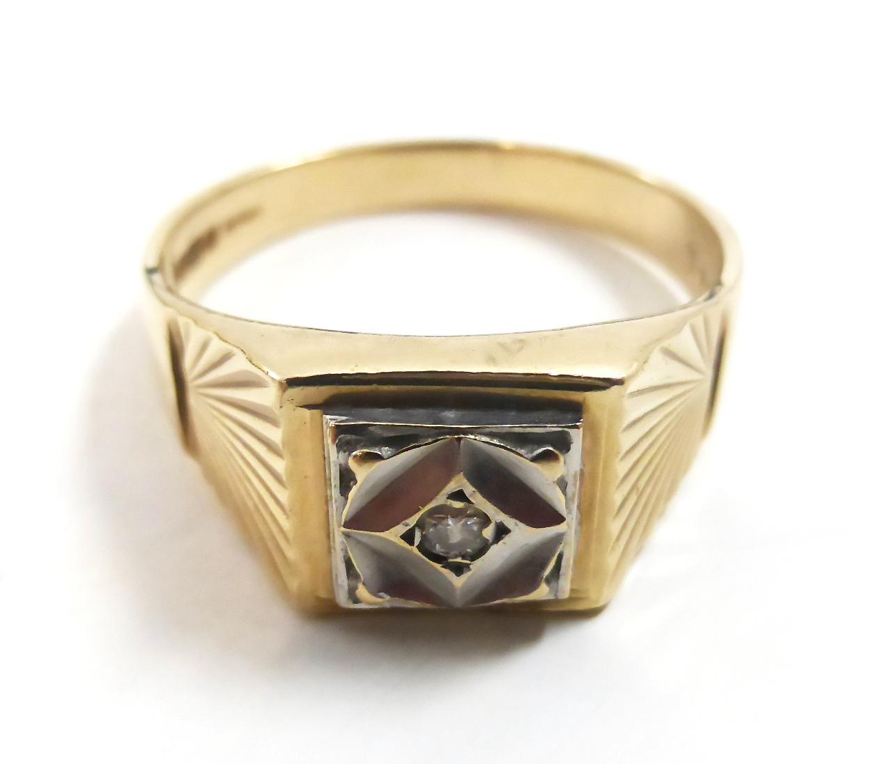 Lot 59 - A 9ct gold gentleman's signet ring with a single diamond centre stone, with fan engraved shoulders
