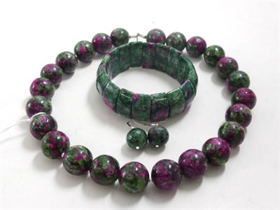 Lot 68 - Ruby zoisite' necklace, bracelet and earrings