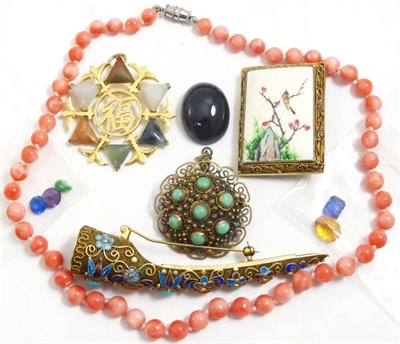Lot 70 - A group of jewellery including a 14ct gold and hardstone Chinese brooch, a silver gilt brooch, faux