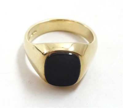 Lot 104 - A 9ct gold onyx signet ring