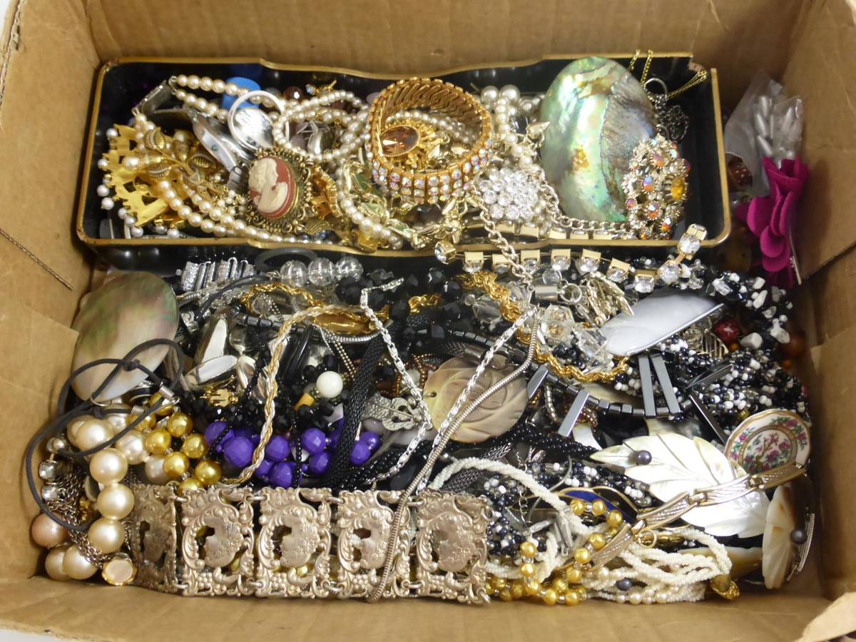 Lot 139 - A box of costume jewellery