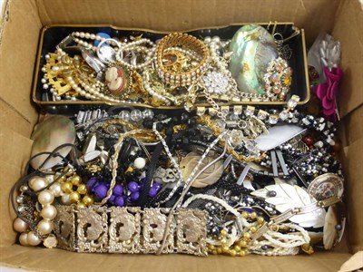 Lot 139 - A box of costume jewellery