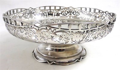 Lot 210 - A silver bowl with pierced border, Sheffield 1937