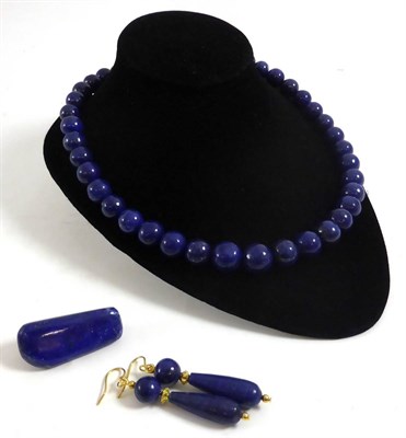 Lot 211 - A lapis lazuli necklace, pair of earrings and brooch set