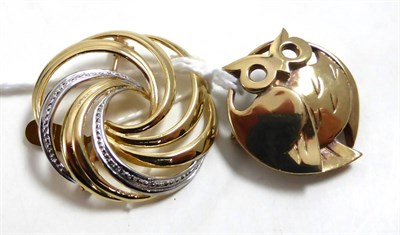 Lot 216 - A 9ct owl brooch and a swirl brooch (2)