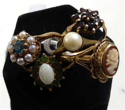 Lot 229 - Five assorted stone set rings