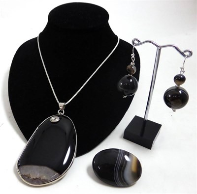 Lot 231 - An agate pendant on chain, a banded agate brooch and a pair of banded agate earrings