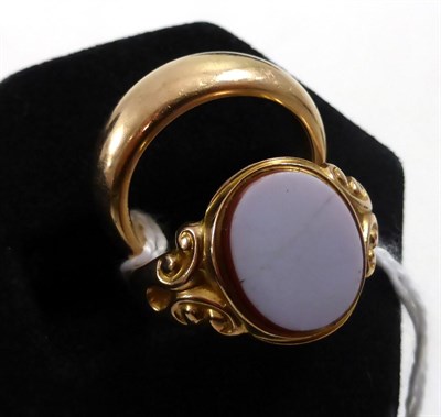 Lot 232 - An 18ct gold plain wedding band and a gent's 9ct gold signet ring set with hardstone (cracked)