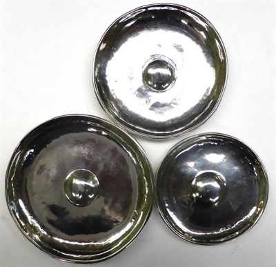 Lot 239 - Three silver dishes, maker's mark WAR, London 1977