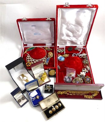 Lot 390 - A quantity of jewellery including a 9ct gold cameo brooch, an operculum style brooch, a quantity of