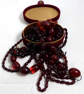 Lot 416 - A quantity of bakelite and red amber simulant beads