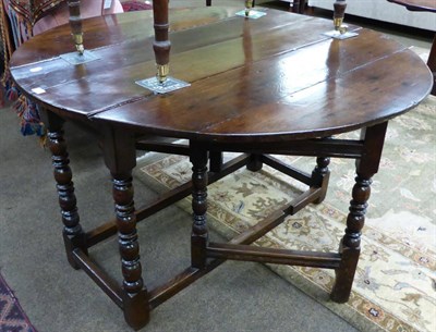 Lot 1252 - An oak gateleg table