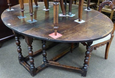 Lot 1315 - An oak gateleg table