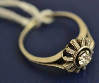 Lot 91 - A diamond cluster ring