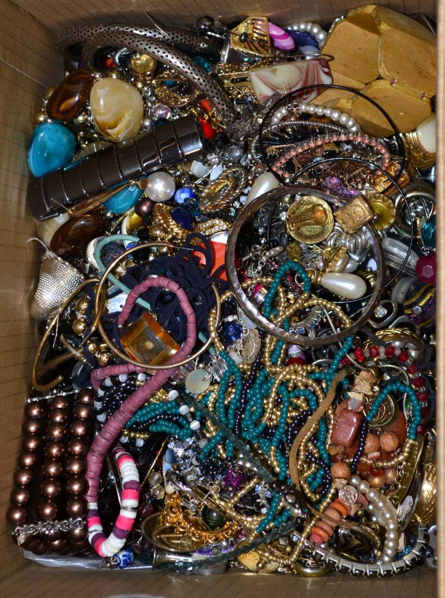 Lot 152 - A large quantity of costume jewellery