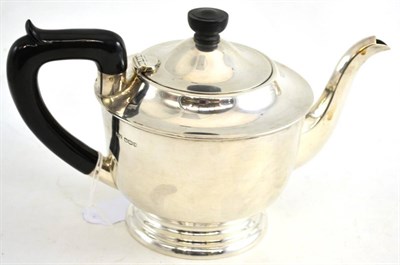Lot 192 - A silver teapot, Edwin Viner, Sheffield 1939