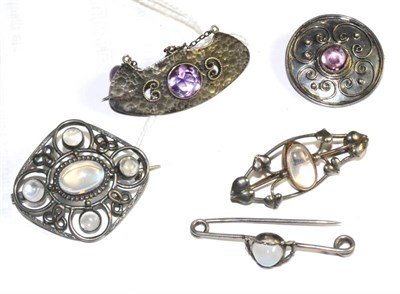 Lot 285 - An Arts & Crafts hammered brooch and four others