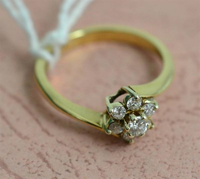 Lot 298 - A 9ct gold diamond cluster ring