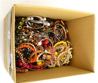 Lot 330 - A large quantity of costume jewellery