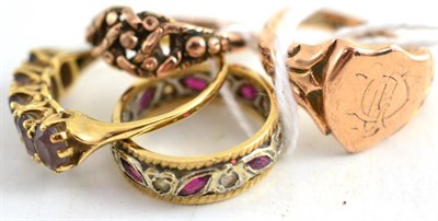 Lot 367 - A 9ct gold amethyst five stone ring, a 9ct gold keeper ring (a.f.), a 9ct rose gold signet ring and