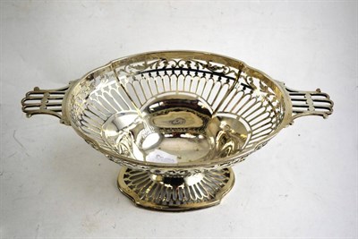 Lot 439 - A pierced silver basket