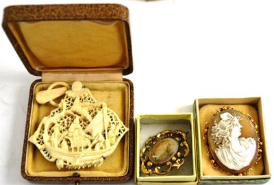 Lot 502 - Early 20th century Cantonese ivory pendant/brooch, a cameo and a memorium brooch