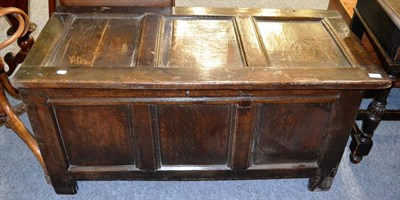 Lot 1069 - Early 18th century oak chest with lid