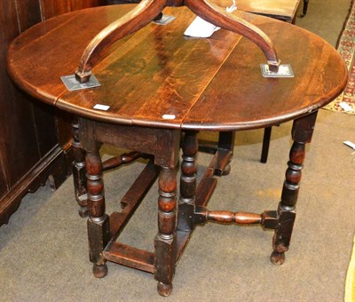 Lot 1309 - An oak gate leg table