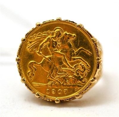 Lot 92 - A 1907 half sovereign loose mounted as a ring