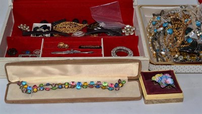 Lot 192 - A group of costume jewellery including a Scandinavian silver necklace stamped 925, a jet brooch...