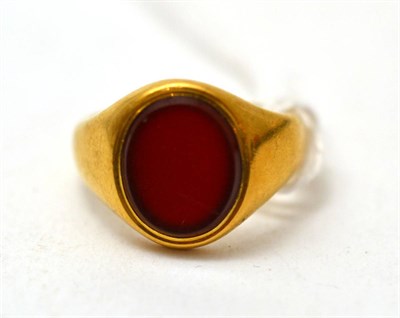 Lot 232 - An 18ct gold cornelian signet ring