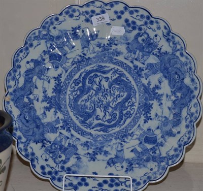 Lot 339 - A late 19th/early 20th century Chinese blue and white charger